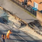 Hố tử thần khổng lồ xuất hiện giữa phố tạo cảnh tượng "như sau động đất", người dân phải sơ tán khẩn avatar1739935417370 1739935417726480076919 102 0 702 960 crop 17399354320582111881906jpg