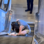 Rùng mình cảnh tượng bé gái hoảng loạn khóc lớn khi bị kẹt chân trong thang cuốn của Trung tâm thương mại avatar1740317874250 1740317874430252739791gifpng