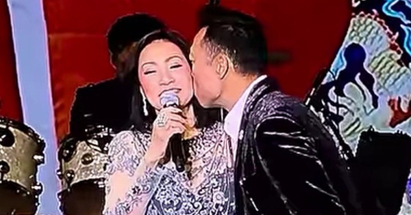 Một nam nghệ sĩ cưỡng hôn Hồng Đào ngay trên sân khấu: "Tôi mê mẩn Hồng Đào" avatar1740449306826 1740449307206553071066 0 0 314 600 crop 17404493653851292922937jpg