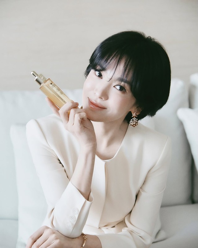 Bài phỏng vấn của Song Hye Kyo trên VOGUE: Trân trọng hiện tại hơn là nghĩ về quá khứ hay tương lai- Ảnh 5. Bài phỏng vấn của Song Hye Kyo trên VOGUE: Trân trọng hiện tại hơn là nghĩ về quá khứ hay tương lai- Ảnh 5.
