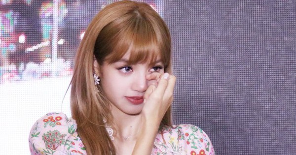 Sốc: Lisa (BLACKPINK) hoảng loạn vì bị kẻ lạ rình rập, lao vào xe giữ chân chắn cửa để làm chuyện kinh khủng này avatar1740711674896 1740711675557428752138jpg