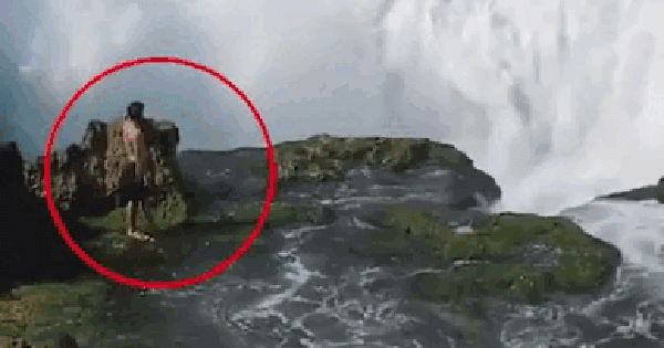 Video sốc: Chụp ảnh check in, thanh niên 20 tuổi bất ngờ bị sóng "nuốt gọn" ngay trước mắt bạn bè avatar1740735604332 1740735604582706685980 342 0 584 388 crop 17407356195401305931133gifpng