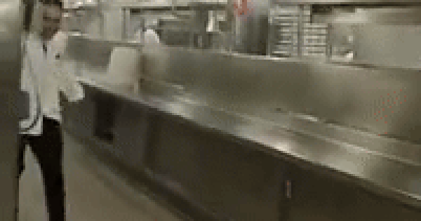 Siêu du thuyền nghiêng ngả do sóng dữ, nước từ bể bơi tràn lênh láng, cảnh tượng hỗn loạn khi nhiều người bị thương avatar1741010002487 17410100027281819644213gifpng