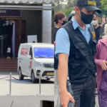 Lễ viếng cố nghệ sĩ Quý Bình: Nghệ sĩ Hồng Sáp khóc vì bị chặn ở cửa, khán giả xếp hàng chờ vào thắp hương avatar1741424408097 17414244085572090534673 0 0 251 479 crop 17414245691761191064605png