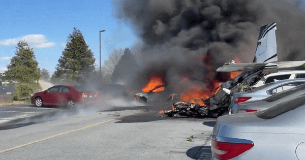 Nóng: Máy bay rơi thẳng xuống khu dân cư tại Mỹ tạo ra "biển lửa", đoạn ghi âm tiết lộ thời khắc kinh hoàng ngay trước thảm hoạ avatar1741573481686 1741573481904982057202gifpng