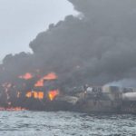 Tàu chở dầu va chạm tàu hàng ngoài khơi Anh, khói lửa mù mịt, thương vong hàng loạt avatar1741625193372 17416251936352060604710jpeg