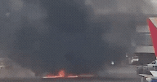 Nóng: Máy bay chở 178 người bốc cháy dữ dội khi hạ cánh, hành khách đứng trên cánh máy bay lo chạy thoát thân avatar1741922951481 1741922951743336807429gifpng