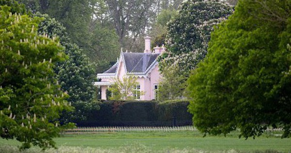 Bí ẩn về ngôi nhà bỏ hoang sát bên dinh thự màu hồng nơi vợ chồng William - Kate đang sống cùng 3 con avatar1742219039079 1742219039284996386657 0 54 315 558 crop 17422190743061851840552jpg