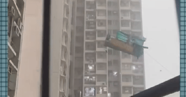 3 công nhân bị gió lớn thổi lơ lửng trên không trung khi đang làm việc trên sàn treo avatar1742264327080 1742264327314422076557gifpng