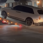 Người đàn ông thuê xe Rolls-Royce để đi… cướp ngân hàng avatar1742453160303 1742453160660947975514 0 0 450 720 crop 1742453183480232596738gifpng