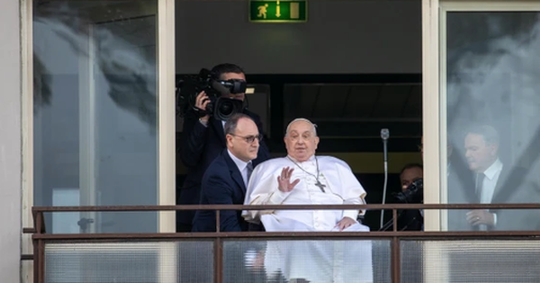 Hình ảnh Giáo hoàng Francis lần đầu tiên xuất hiện trước công chúng sau nhiều tuần avatar1742739778484 1742739778998352694962 0 25 315 529 crop 17427398978491956931772png