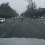 Kinh hoàng cảnh tượng hố tử thần "nuốt chửng" người đi xe máy tại Hàn Quốc: Nạn nhân bị 2.000 tấn bùn đất vùi lấp, cứu hộ làm việc suốt đêm vẫn chưa có kết quả avatar1742873739648 17428737403331310786846gifpng