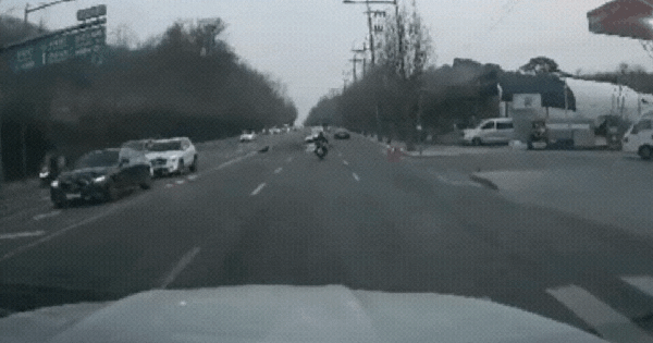 Kinh hoàng cảnh tượng hố tử thần "nuốt chửng" người đi xe máy tại Hàn Quốc: Nạn nhân bị 2.000 tấn bùn đất vùi lấp, cứu hộ làm việc suốt đêm vẫn chưa có kết quả avatar1742873739648 17428737403331310786846gifpng