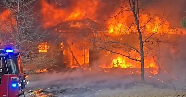 Mỹ: Máy bay lao xuống khu dân cư, quả cầu lửa lớn bốc lên dữ dội avatar1743301289031 1743301289474648839807jpg