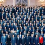 Ảnh tập thể 161 cổ đông của Huawei gây sốt toàn mạng: Đáng chú ý nhất là vị trí đứng đặc biệt của nhà sáng lập, 1 chi tiết nhỏ khiến ai cũng nể avatar1743581898431 17435818986511086942436 94 0 747 1044 crop 1743581917036256565522jpeg