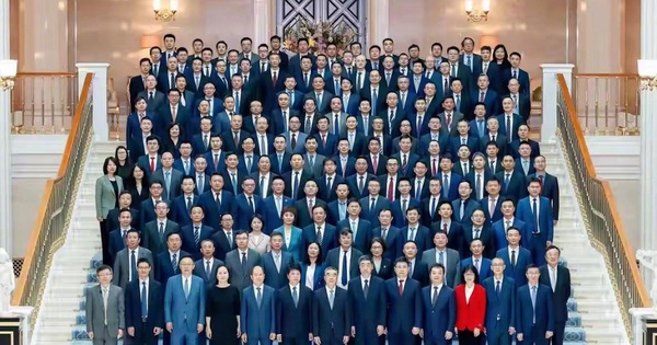 Ảnh tập thể 161 cổ đông của Huawei gây sốt toàn mạng: Đáng chú ý nhất là vị trí đứng đặc biệt của nhà sáng lập, 1 chi tiết nhỏ khiến ai cũng nể avatar1743581898431 17435818986511086942436 94 0 747 1044 crop 1743581917036256565522jpeg