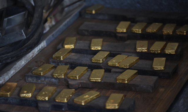 Tịch thu hơn 360 kg vàng trị giá 945 tỷ đồng trong thùng hàng các tông, ngụy trang dưới vỏ bọc má phanh xe máy- Ảnh 1. Tịch thu hơn 360 kg vàng trị giá 945 tỷ đồng trong thùng hàng các tông, ngụy trang dưới vỏ bọc má phanh xe máy- Ảnh 1.