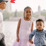 Phóng to bức ảnh chụp khi đi du lịch, cả gia đình sốc khi phát hiện danh tính của người đàn ông đi lướt ngang qua avatar1743670898439 17436708987591789569497jpg