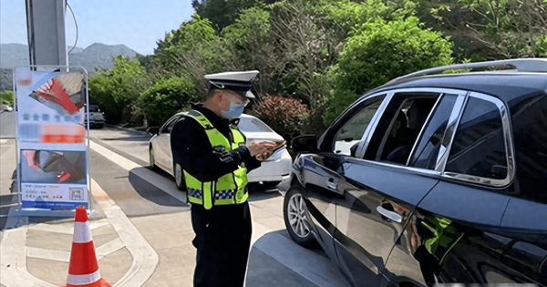 Người đàn ông bỏ hơn 1 tỷ đồng mua ô tô mới, vừa lái ra đường đã bị chặn lại, CSGT tuyên bố: Trừ điểm trên giấy phép lái xe và nộp phạt avatar1743678456869 17436784570651626990877png