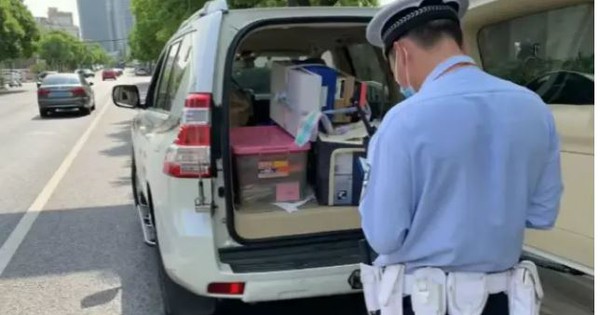 Bị phạt 350k vì để hành lý trên ghế sau ô tô, cảnh sát giao thông chỉ rõ: “Anh tưởng vô hại nhưng đó là một vi phạm rõ ràng" avatar1743740908575 17437409091381203501892jpg