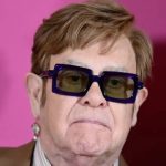 Elton John không thể nhìn thấy gì từ năm ngoái avatar1743902901067 17439029014552132234957 28 0 656 1200 crop 17439030132521371656920jpg