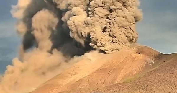 Khoảnh khắc núi lửa Kanlaon của Philippines phun trào, nhả cột tro bụi tới 4 km avatar1744084270646 17440842709861319122490 0 66 269 497 crop 1744084317131840475057jpg