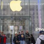 Bây giờ hoặc không bao giờ: Người Mỹ đổ xô xếp hàng mua iPhone vì lo sợ mức thuế quan mới sẽ khiến iPhone trở thành điện thoại xa xỉ avatar1744182741709 17441827420581189756093 43 0 681 1020 crop 1744182750566758336700jpg