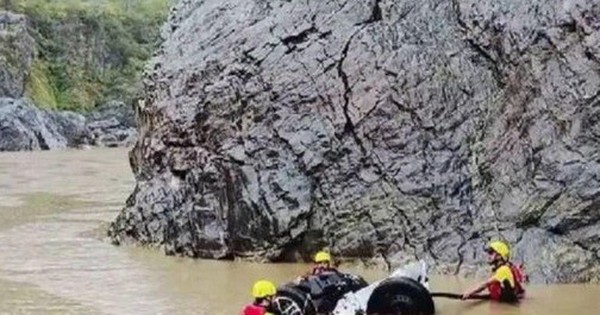 Ô tô mất lái lao xuống sông, 5 người tử vong avatar1744511135570 1744511135721243786371 0 25 315 529 crop 17445111579241816944505jpg