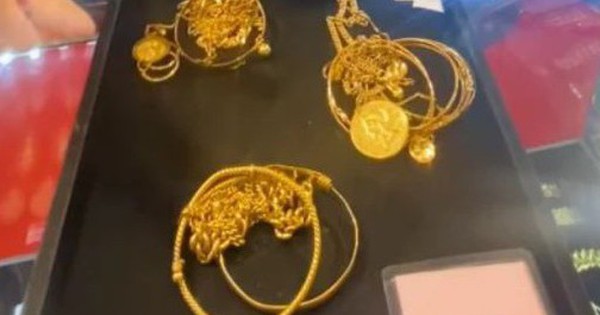 Dọn dẹp chiếc giường cũ, bất ngờ phát hiện gói vàng trị giá 500 triệu đồng avatar1744607279577 17446072800412415769 0 68 315 572 crop 1744608504204509174934jpg