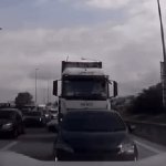 Đang bị tắc đường, các tài xế hoảng hồn khi nhìn về phía sau, trông hiện trường mà hoang mang avatar1744616535405 17446165360241946482283 0 69 296 543 crop 1744616556751952628109gifpng