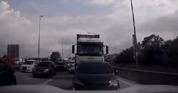 Đang bị tắc đường, các tài xế hoảng hồn khi nhìn về phía sau, trông hiện trường mà hoang mang avatar1744616535405 17446165360241946482283 0 69 296 543 crop 1744616556751952628109gifpng