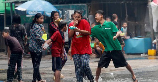 Myanmar đón Tết trong đống đổ nát và động đất mới tiếp nối: Xót xa hình ảnh những đứa trẻ chơi té nước giữa khó khăn chồng chất avatar1744617541539 1744617541919372360708 0 44 315 548 crop 17446175651561797279181jpg