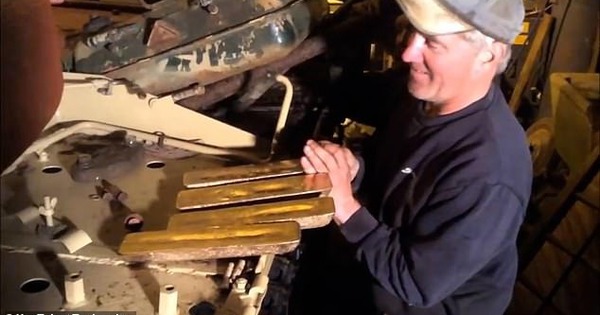 Mua xe tăng trên mạng, người đàn ông phát hiện 25 kg vàng thỏi trị giá gần 70 tỷ đồng trong bình dầu avatar1744774734748 1744774735013708420179jpg