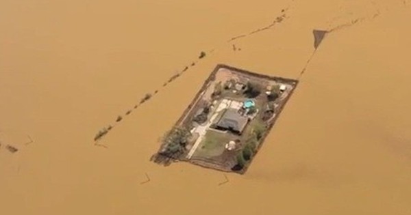 Lạ lùng cả thị trấn Mỹ ngập sâu trong lũ, chỉ một căn nhà khô ráo avatar1744968898944 17449688994376013532 0 19 315 523 crop 1744968920619575741419jpeg