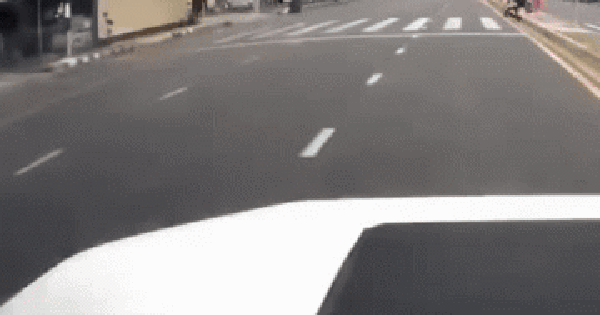 Sang đường không quan sát, cặp vợ chồng bị ô tô tông trúng, cảnh tượng sau đó thật không thể tin nổi avatar1745034244732 1745034244971391114486gifpng