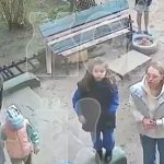 Bé gái 2 tuổi trèo cửa sổ cầu cứu sau 4 ngày bị mẹ bỏ rơi, chỉ uống nước bồn cầu avatar1745051168971 17450511693861653329565 0 7 273 444 crop 1745051207076222647379jpeg