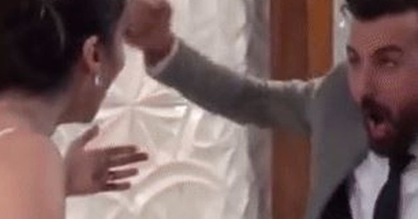 Trong ngày cưới, chú rể có hành động "kém duyên" gây phẫn nộ avatar1745123941048 1745123941607594672180 0 96 315 600 crop 17451239597181261084383jpg