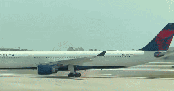 NÓNG: Máy bay chở 200 người bốc cháy ngay trước khi cất cánh, hành khách phải sơ tán khẩn cấp avatar1745253919867 174525392053518495290gifpng