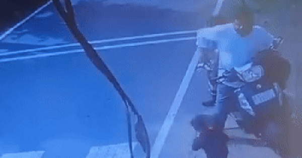 39 triệu người lặng người khi chứng kiến hình ảnh cậu bé lao ra đường khi xe tải đang lao tới, bố ôm đầu phản ứng đầy bất lực avatar1745285833032 1745285833537776908331 19 0 238 350 crop 17452858381031856149670gifpng