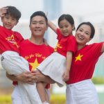 Con trai nhí của NSƯT Quốc Cơ – MC Hồng Phượng biểu diễn xiếc cùng bố trong bộ ảnh ý nghĩa kỷ niệm 30/4 avatar1745297400804 1745297401144546444265 135 0 1003 1657 crop 17452975163231805431348jpg