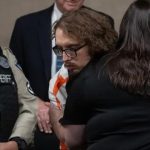 Người phụ nữ ôm sát thủ đã bắn chết anh trai mình và 22 người khác, cả phòng xử án chết lặng khi nghe lý do avatar1745380986093 17453809863991080146230 25 0 438 660 crop 17453810171031466287891jpg