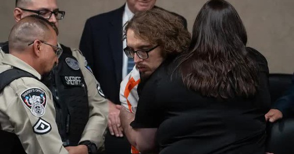 Người phụ nữ ôm sát thủ đã bắn chết anh trai mình và 22 người khác, cả phòng xử án chết lặng khi nghe lý do avatar1745380986093 17453809863991080146230 25 0 438 660 crop 17453810171031466287891jpg