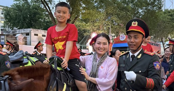 Ngọc Lan đưa con trai đi xem sơ duyệt diễu binh, "lăn lê bò toài" để có được khoảnh khắc này cùng các chiến sĩ avatar1745632362755 17456323630731794294704 25 176 636 1343 crop 1745632597982253851713jpg