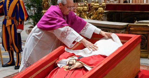 Vatican thực hiện nghi lễ đóng nắp quan tài Giáo hoàng Francis, biển người đổ về avatar1745634845109 1745634845394382229130 0 63 315 567 crop 17456348656792059588251jpg