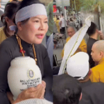 Lễ thủy táng của Quý Bình: Vợ lặng người ôm chặt tro cốt, Vân Trang và đông đảo khán giả tiễn đưa avatar1745638822830 1745638825239642672493png