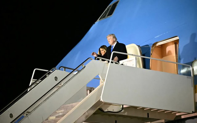 Ông Trump tổ chức sinh nhật cho vợ trên chuyên cơ- Ảnh 1.