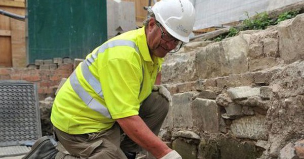 Phát hiện hơn 300 ngôi mộ cổ dưới cửa hàng bách hóa cũ avatar1745912296057 17459122963821047018229 0 14 315 518 crop 17459123449621652066828jpg