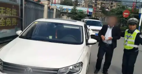 Cảnh sát yêu cầu, cụ ông 72 tuổi xuất trình bằng lái viết tay, nào ngờ sau khi xem anh nói: Mời ông đi! avatar1746063641393 17460636416131492626035 0 62 880 1470 crop 1746063660955501493495png