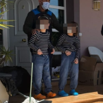 Bố mẹ bị bắt khi nhốt 3 con trong nhà suốt 4 năm vì sợ dịch bệnh, xúc động giây phút các bé lần đầu được ra ngoài avatar1746279292664 1746279293076469040282 37 0 628 946 crop 17462793108781888341407png