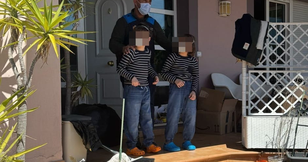 Bố mẹ bị bắt khi nhốt 3 con trong nhà suốt 4 năm vì sợ dịch bệnh, xúc động giây phút các bé lần đầu được ra ngoài avatar1746279292664 1746279293076469040282 37 0 628 946 crop 17462793108781888341407png